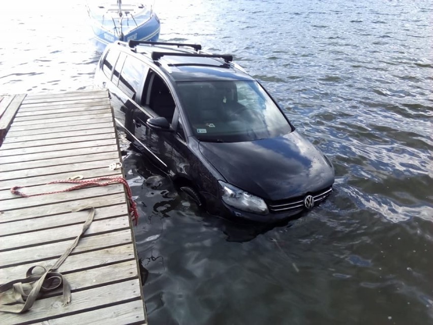 kierowca zaparkował swojego volkswagena w jeziorze.