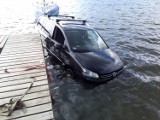 Zaparkował samochód w jeziorze [ZDJĘCIA]