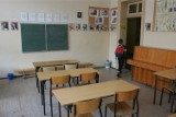 Zarząd Powiatu w Jaśle docenił siedemnaścioro pedagogów. Nagrody otrzymali z rąk starosty