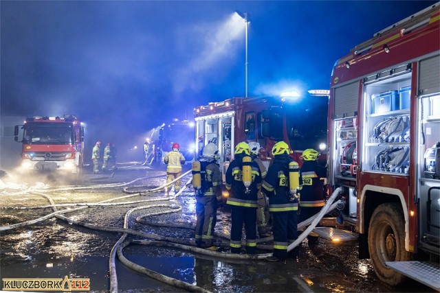 Strażacy walczyli z pożarem hali w Bogdańczowicach, w której magazynowana była słoma.