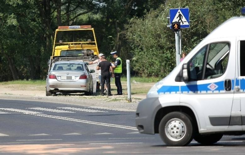 Dwa samochody marki BMW zderzyły się na Włókniarzy w Łodzi.