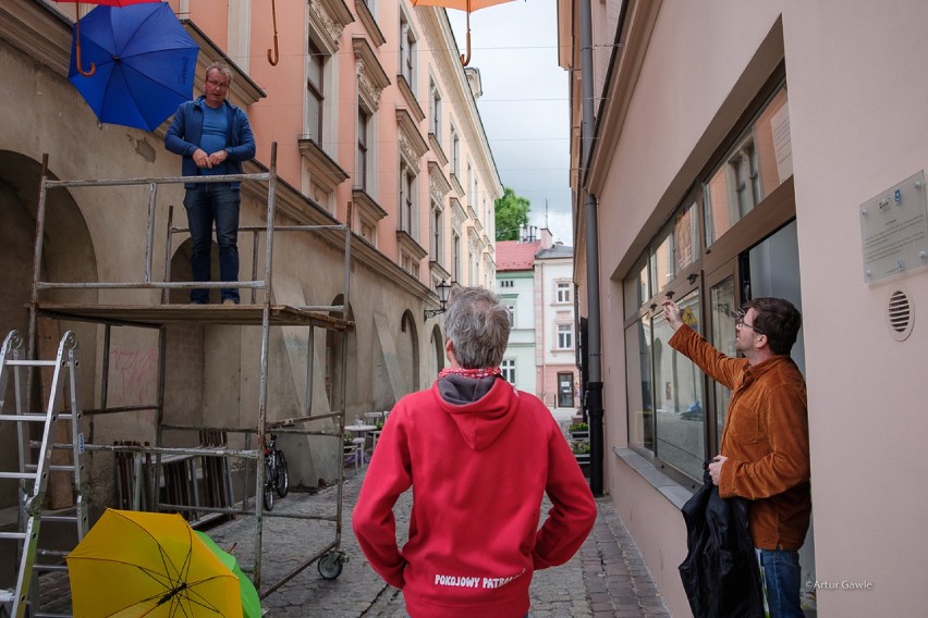 Tarnów. Ulica Piekarska znów pod kolorowymi parasolami. Ale tu uroczo! [ZDJĘCIA]