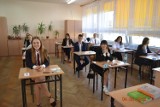 Matury 2022 w Tomaszowie Maz. Tak wyglądał pierwszy dzień matur w II Liceum Ogólnokształcącym