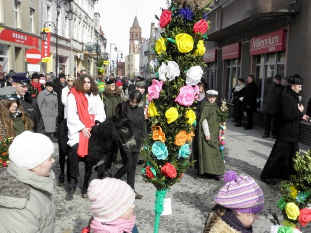 Twórcy palm i kropideł przeszli przez miasto. Szlak wiódł od Żnińskiego Domu Kultury do kościoła farnego. Procesji przewodziła żnińska orkiestra pod przewodnictwem Andrzeja Stawarza. W rolę Jezusa jadącego na osiołku wcielił się Emil Pietryszyn.