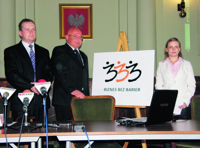 Logo akcji 3B i jego autorka Joanna Leśniak (z prawej)