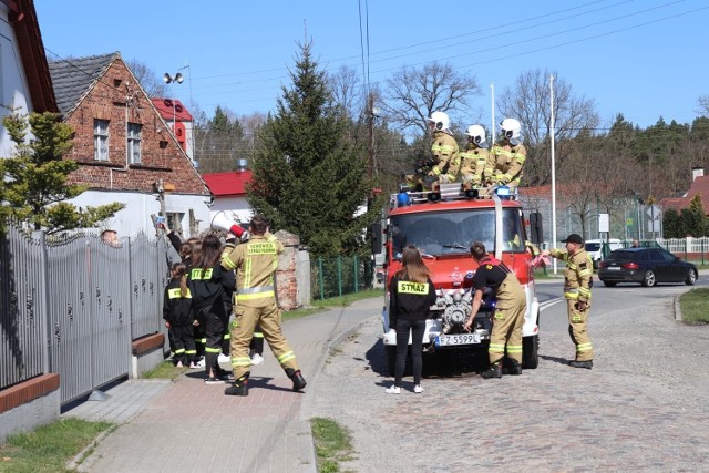 To był udany lany poniedziałek w Zielonej Górze Suchej. Akcję zorganizowali strażacy z OSP Sucha.