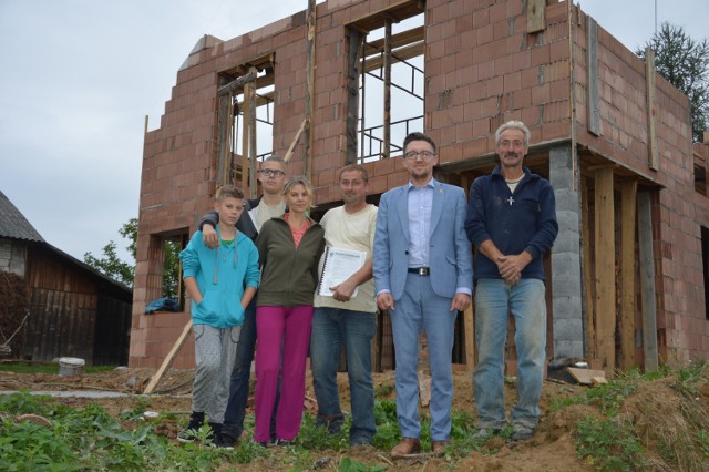 Rodzina Kmiecików może liczyć na wsparcie dobrych ludzi. W budowę domu zaangażował się m.in. Grzegorz Gotfryd (drugi z prawej)