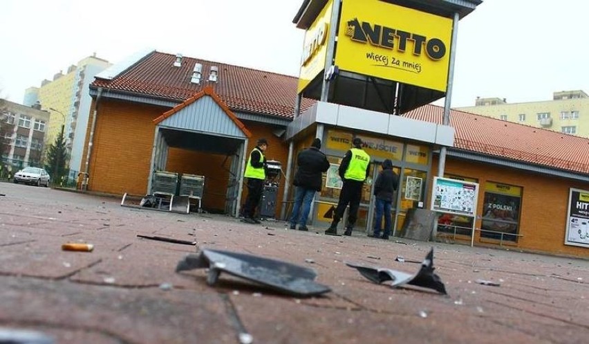 Złodzieje rozerwali bankomat w Biedronce w Kunicach. Policja pracuje na miejscu zdarzenia. To nie pierwsza taka sytuacja w Lubuskiem
