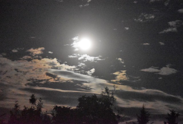 Obserwację księżyca utrudniały chmury, który zasłaniały niebo w nocy ze środy na czwartek