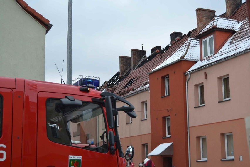 Pożar na Mieszka I. Spłonął dach i mieszkanie. Ewakuowano mieszkańców kamienicy