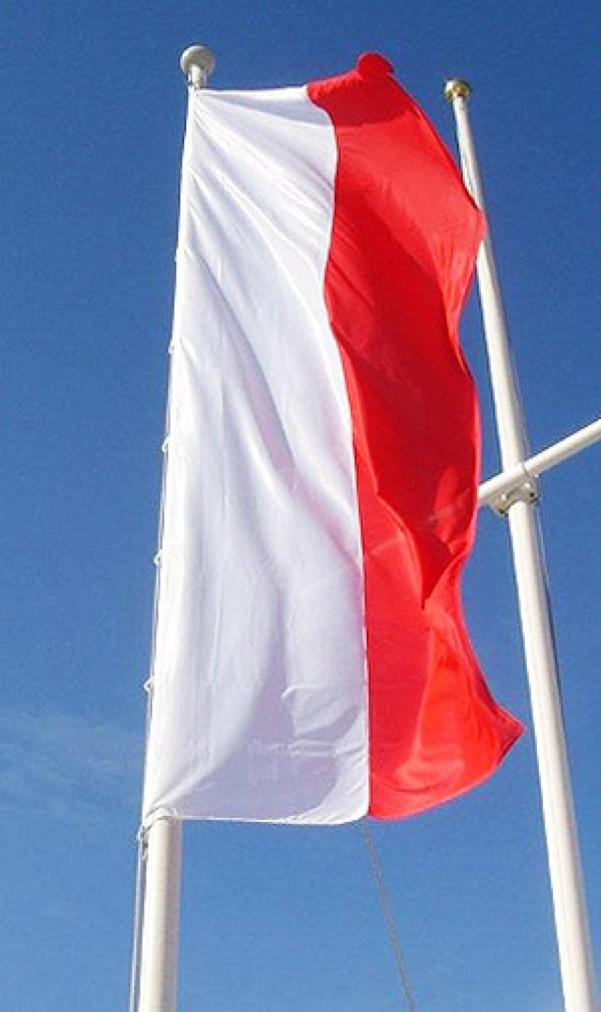 Tak zamocowano flagę Polski w 2011 roku w Warszawie. Do tego...