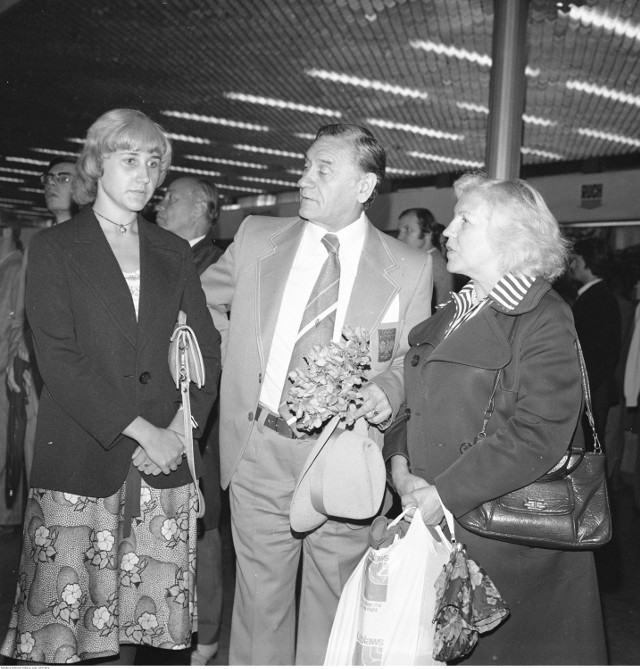Trener Kazimierz Górski z żoną Marią i córką Urszulą na lotnisku Okęcie w Warszawie przed odlotem na IO w Montrealu w 1976 toku