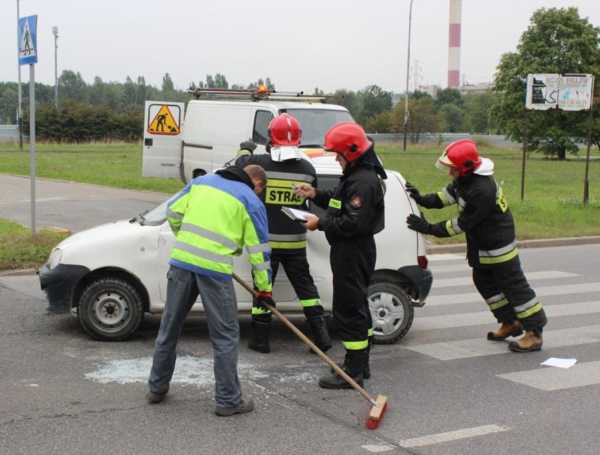 Wypadek na ul. Przybyszewskiego w Łodzi. Fiat seicento przewrócony na bok