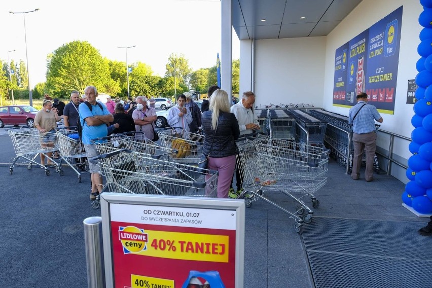 Otwarcie nowego sklepu Lidl w Toruniu. Kolejka stała od świtu! Kto zrobił zakupy jako pierwszy? Mamy zdjęcia z otwarcia!