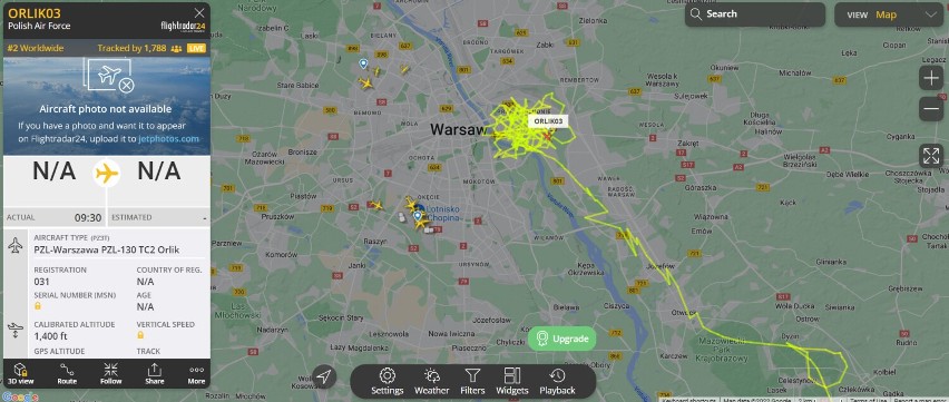 Samoloty nad Warszawą. Sześć maszyn krąży na niebie, w okolicach Stadionu Narodowego. To szkoleniowe Orliki