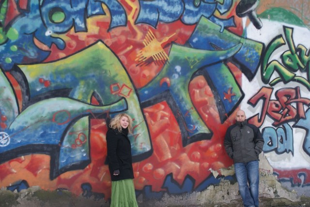 Marta Golbik i Dariusz Opoka na tle legalnego graffiti na osiedlu Zubrzyckiego w Gliwicach.