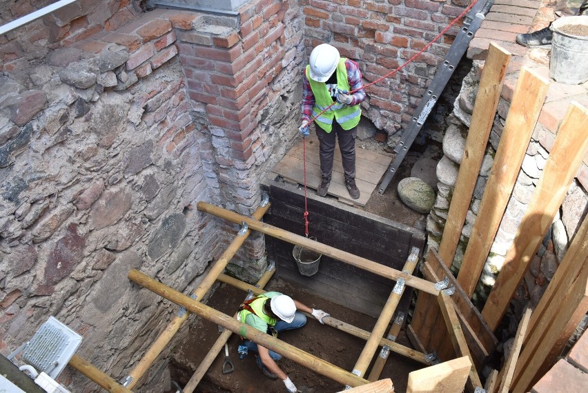 Na zamku krzyżackim w Człuchowie trwają badania archeologiczne. W tym roku naukowcy badają wnętrze studni ZDJĘCIA