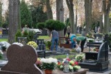 Cmentarze w Żarach przy ulicy Szpitalnej i Pionierów. Tłumy porządkują groby swoich bliskich