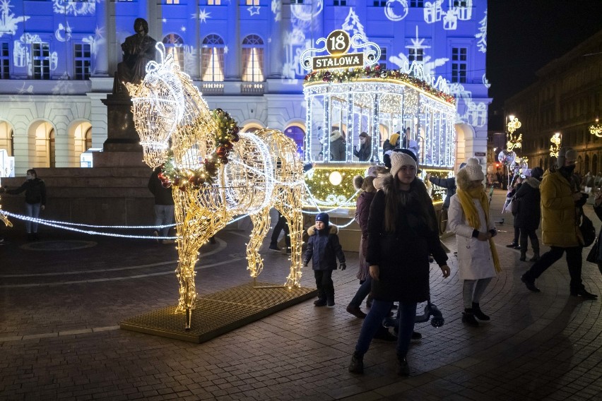 Świąteczna iluminacja rozbłysła w Warszawie. Świetlny labirynt i inne nowości. "Takiej iluminacji nie było jeszcze nigdy"