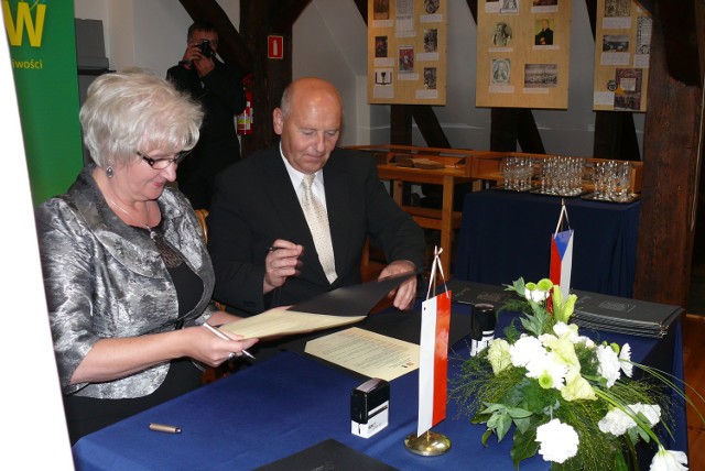 Umowę o partnerstwie i współpracy podpisano w symbolicznym miejscu, bo w Muzeum Ośrodka Dokumentacji Dziejów Braci Czeskich w Zelowie