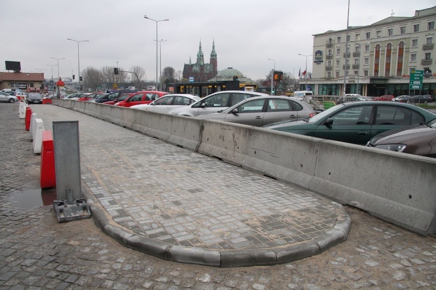 Powstały perony dla autobusów przed dworcem kolejowym w Kielcach [WIDEO, zdjęcia]