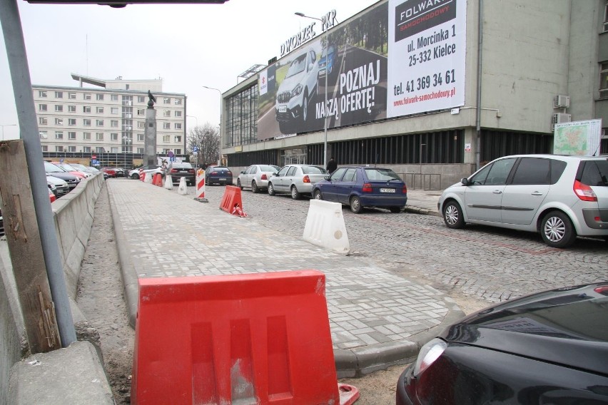 Powstały perony dla autobusów przed dworcem kolejowym w Kielcach [WIDEO, zdjęcia]