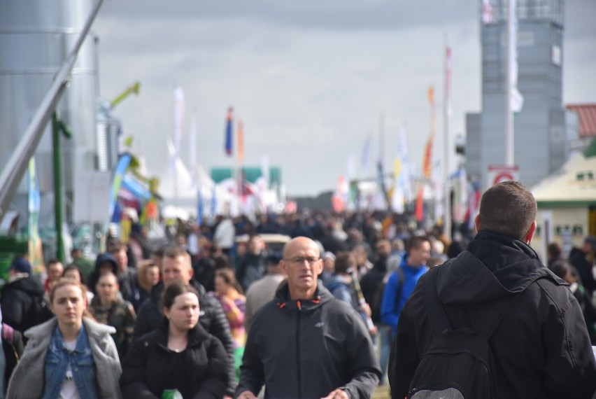 AGRO SHOW 2021. Wielkie rolnicze targi pierwszego dnia przyciągnęły tłumy. Maszyny robią wrażenie! [FOTO]