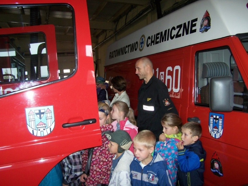 Dzieci z Niedarzyna odwiedziły bytowskich strażaków
