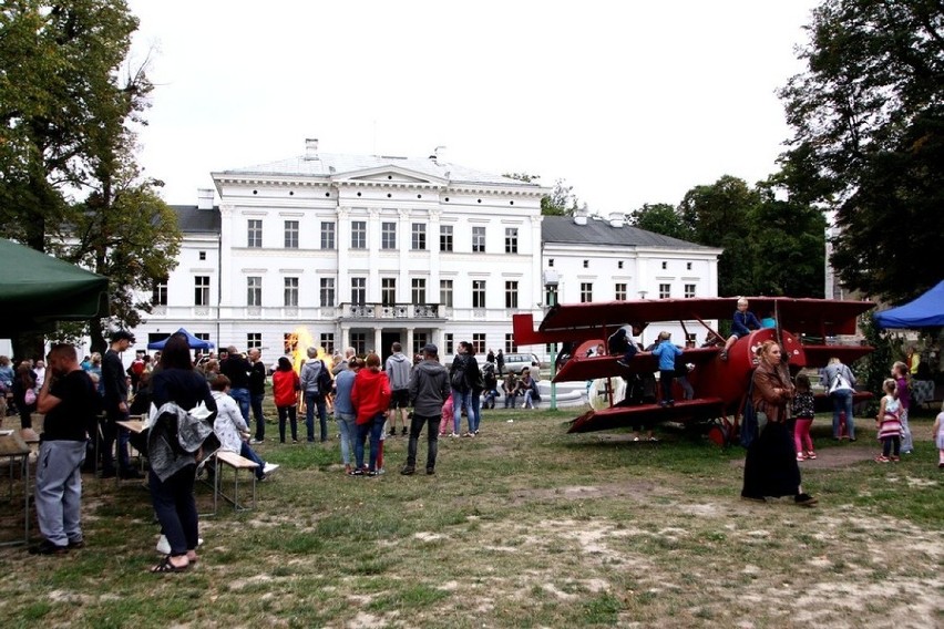 Na dziedzińcu Pałacu Jedlinka w Jedlinie-Zdroju odbyła się impreza plenerowa na zakończenie wakacji