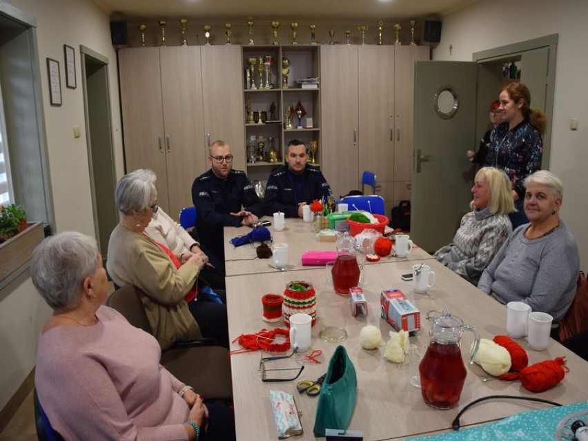 Policjanci informują seniorów o tym, z jakimi zagrożeniami...