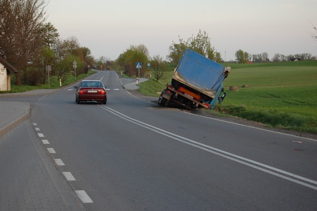 Ciężarówka wylądowała w rowie