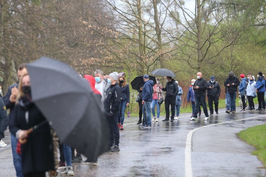 Tysiące ludzi ustawiło się w kolejce do punktu szczepień...