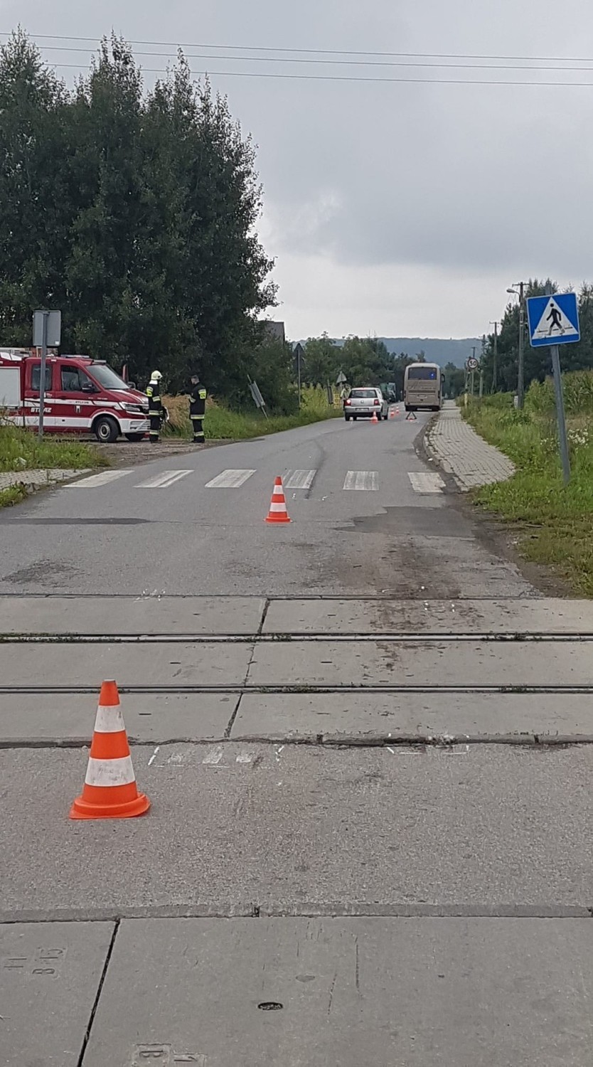 Wypadek busa na przejeździe kolejowym w Ryczowie