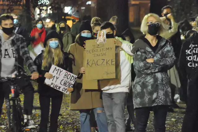 LESZNO. Strajk kobiet kolejny raz przeszedł ulicami miasta. Protestujący spotkali się przed urzędem wojewódzkim w Lesznie