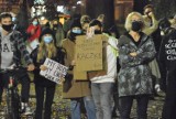 LESZNO. Strajk kobiet kolejny raz przeszedł ulicami miasta. Protestujący spotkali się przed urzędem wojewódzkim w Lesznie [ZDJĘCIA] 