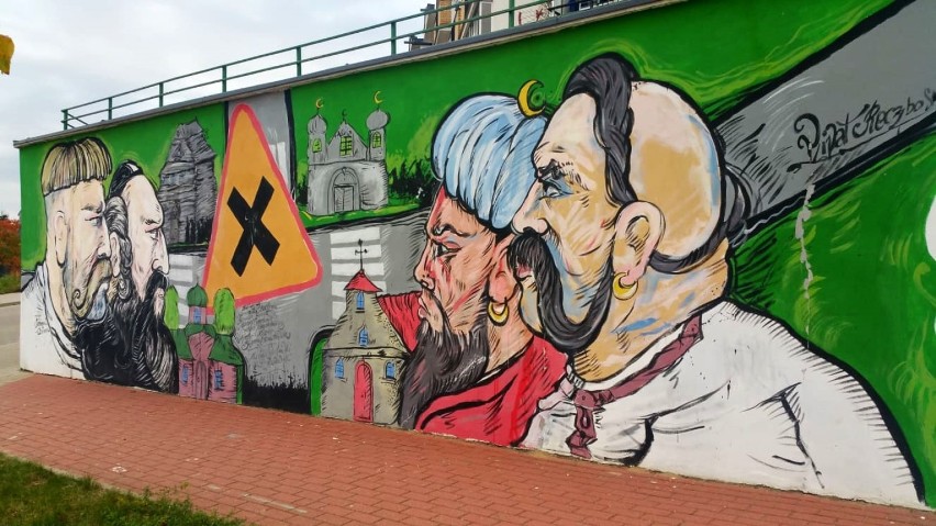 Ogromne malowidło na parkanie przy ul. Żurawiej przedstawia...