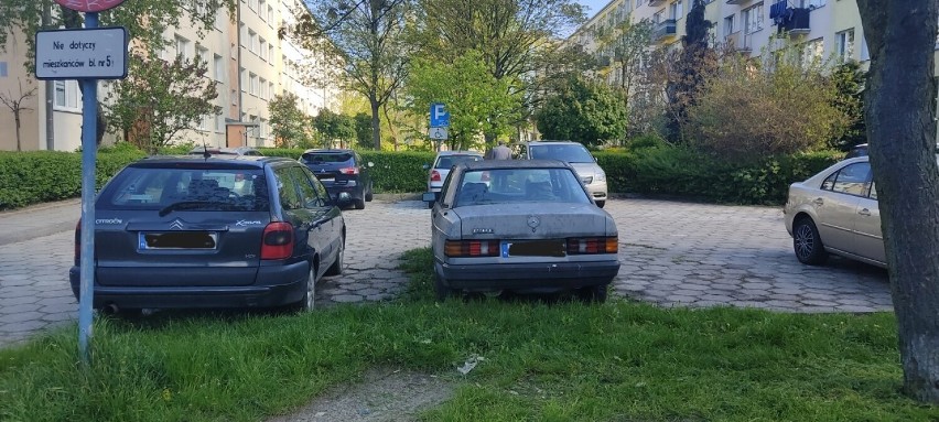 Wraki na parkingach w Piotrkowie - auta blokują miejsca parkingowe na os. Wyzwolenia ZDJĘCIA