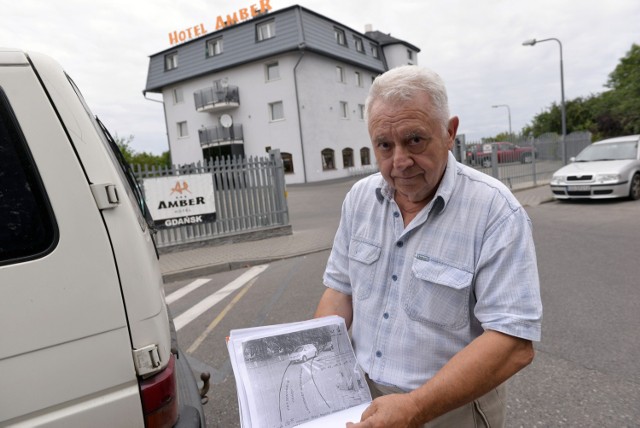 Konflikt o wjazd do hotelu Amber. Eugeniusz Macur pokazuje zdjęcia zaparkowanych aut, uniemożliwiających wjazd na parking