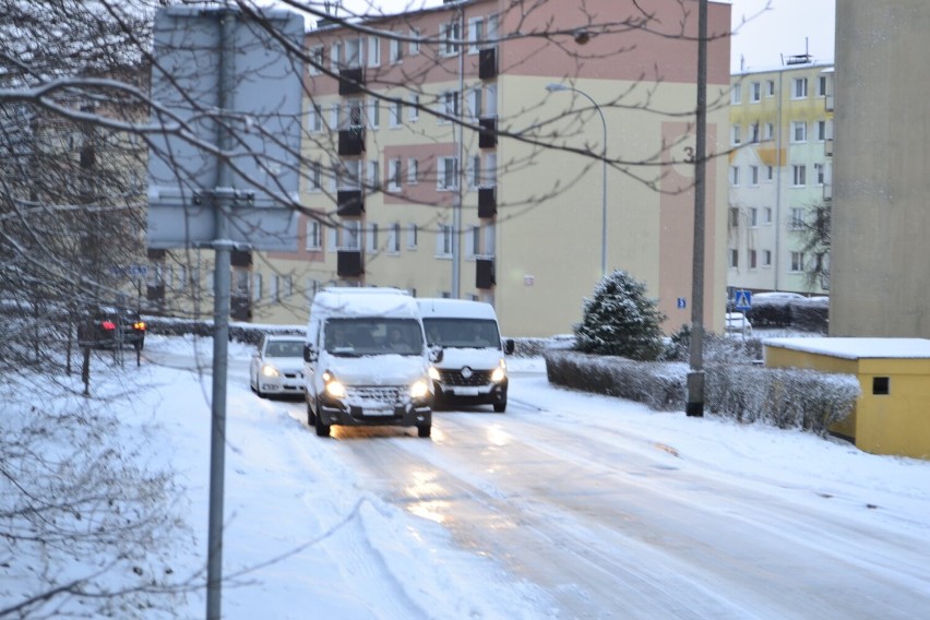 Śnieg powrócił do Wejherowa. Na bocznych drogach jest ślisko. Policja apeluje o ostrożność [WIDEO, ZDJĘCIA]