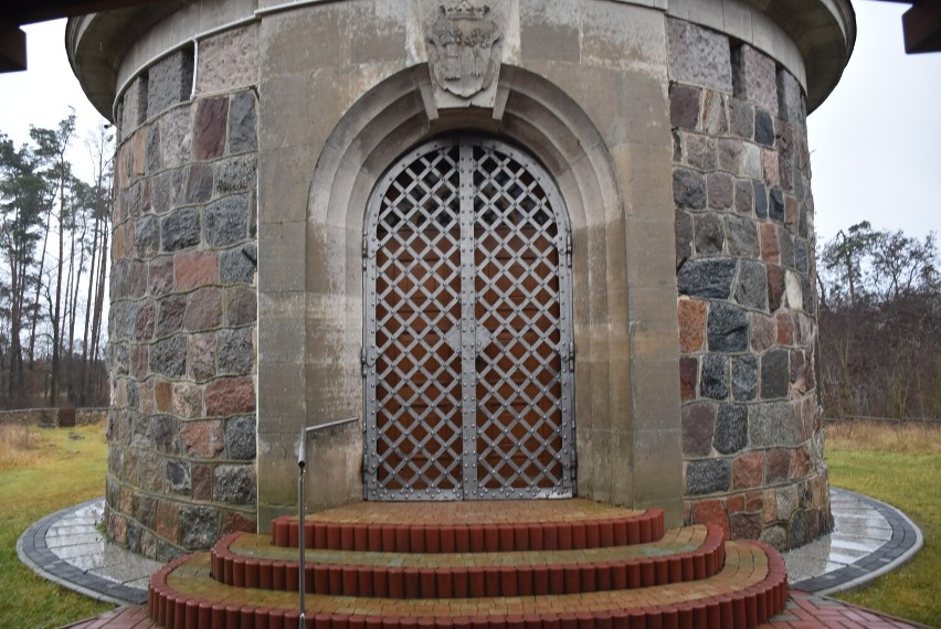 Powiat gnieźnieński. Kamienna kaplica-rotunda na skarpie Jeziora Mielna. Miał być grobowiec, dziś odprawiane są nabożeństwa [FOTO]