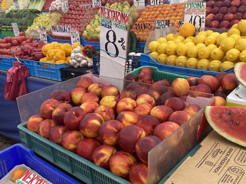 Ceny owoców i warzyw na bazarach w Kielcach w piątek 18 sierpnia. Po ile były gruszki, jabłka, pomidory i inne? Sprawdź