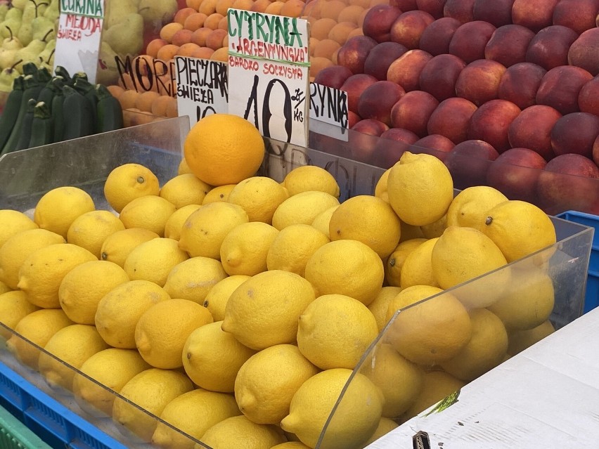 Ceny owoców i warzyw na bazarach w Kielcach w piątek 18 sierpnia. Po ile były gruszki, jabłka, pomidory i inne? Sprawdź