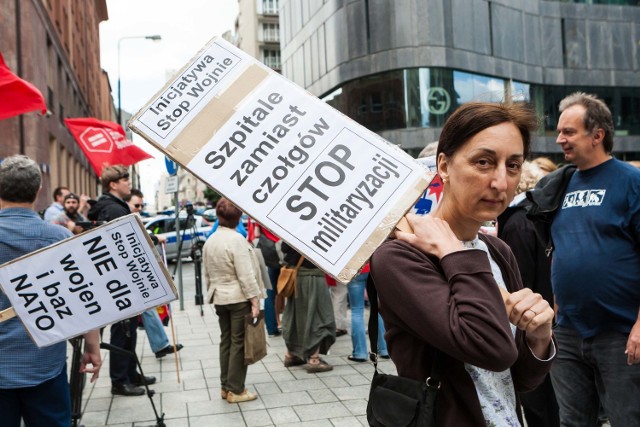 Demonstracja inicjatywy "Stop Wojnie". „Pieniądze dla głodnych, nie na czołgi" [ZDJĘCIA]