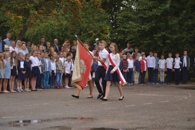 W poniedziałek zabrzmiał pierwszy dzwonek, definitywnie kończący wakacyjne leniuchowanie. W lipnowskich szkołach podstawowych rok szkolny rozpoczęło 1290 uczniów, najwięcej w Szkole Podstawowej nr 3, bo aż 544. Taka sytuacja nie zdarzyła się już od dość dawna. 

- Najważniejszym wyzwaniem jest oczywiście egzamin klas ósmych i utrzymanie dotychczasowego, dobrego poziomu nauczania – mówi Jacek Góźdź, dyrektor Szkoły Podstawowej nr 3 w Lipnie. – Nasi uczniowie z sukcesami biorą udział w różnego rodzaju konkursach, zarówno przedmiotowych, jak i sportowych. To nasz powód do dumy i mam nadzieję, że to się nie zmieni. Zależy mi również na utrzymaniu dobrej atmosfery w całym gronie pedagogicznym, co jest bardzo istotne, zwłaszcza w dobie protestów nauczycieli.

Więcej w „Tygodniku Lipnowskim”.


Flesz - wypadki drogowe. Jak udzielić pierwszej pomocy?

