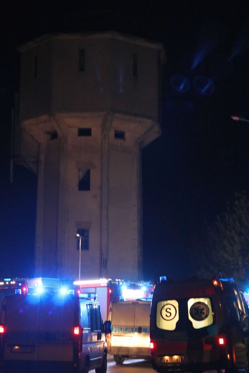 Nocna kraksa na ulicy Torowej. Na zakręcie pojechał prosto i uderzył w drzewo. Policja zatrzymała dwóch nietrzeźwych mężczyzn FOTO