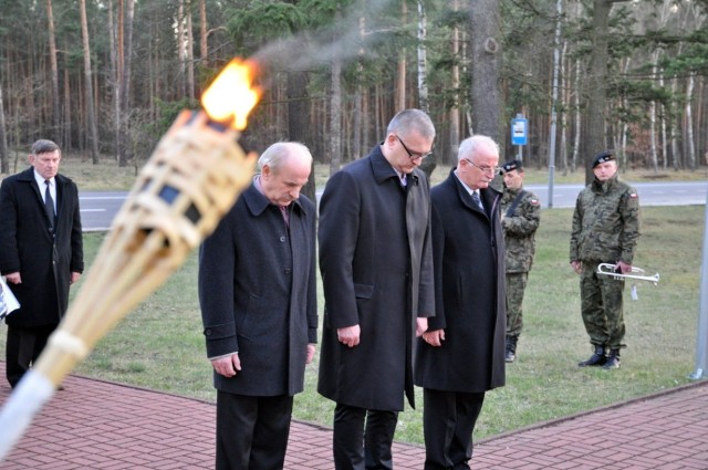 Żołnierze, władze samorządowe, środowiska kombatanckie oraz mieszkańcy Żagania przyszli 10 kwietnia 2012 pod pomnik generała Tadeusza Buka w 34. Brygadzie Kawalerii Pancernej (34BKPanc), by złożyć hołd wszystkim ofiarom katastrofy rządowego Tu-154.