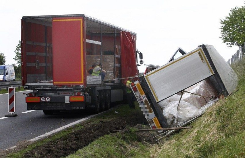 Tir wpadł do rowu koło Kołbaskowa