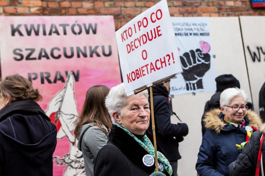 Strajk kobiet, 8 marca Warszawa. Ściana furii na...