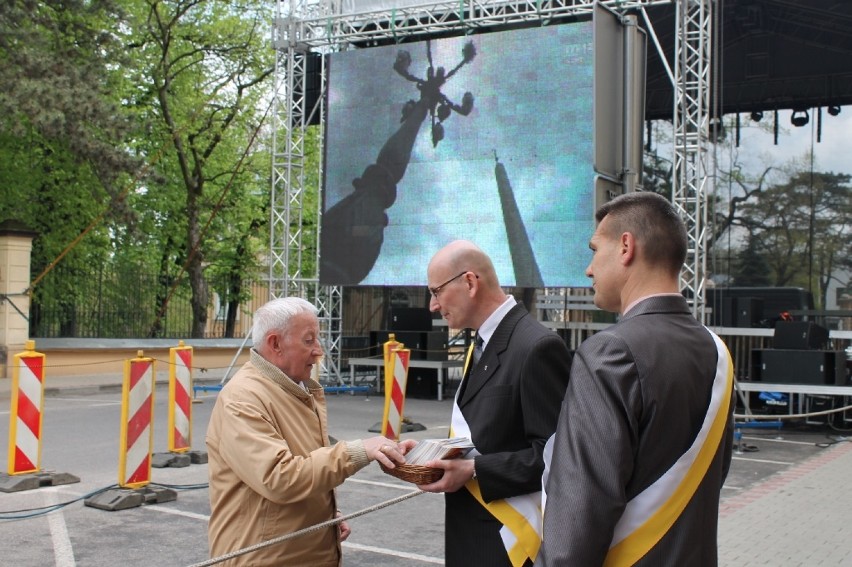 Świętowali kanonizację Jana Pawła II w Tomaszowie: Transmisja na telebimie, msza i koncerty[ZDJĘCIA]