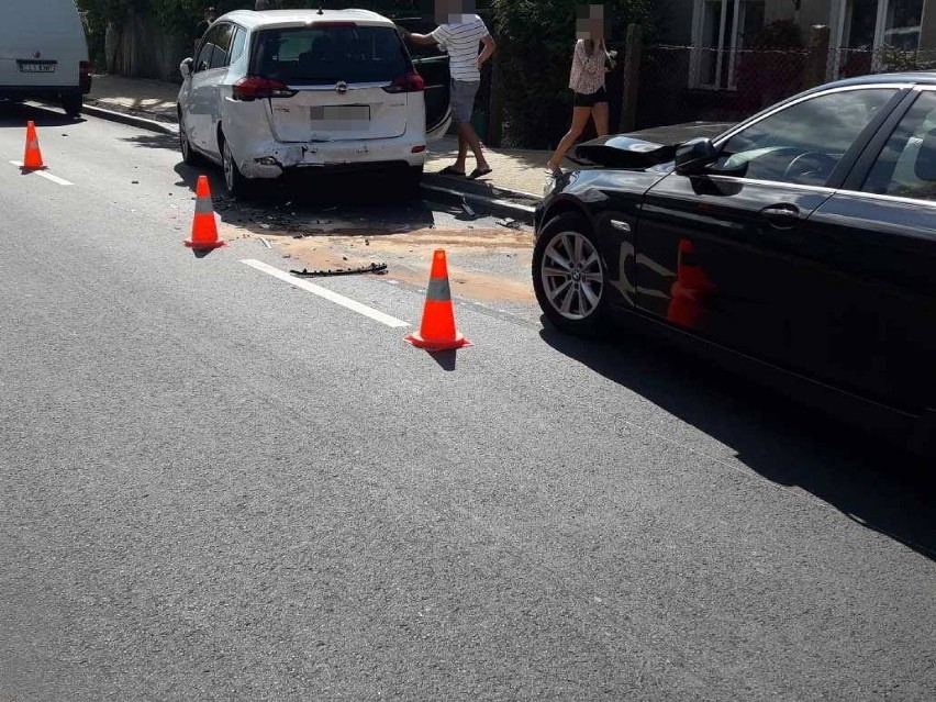 BMW wjechało w źle zaparkowanego opla na ulicy Grodzkiej we Włocławku [zdjęcia]
